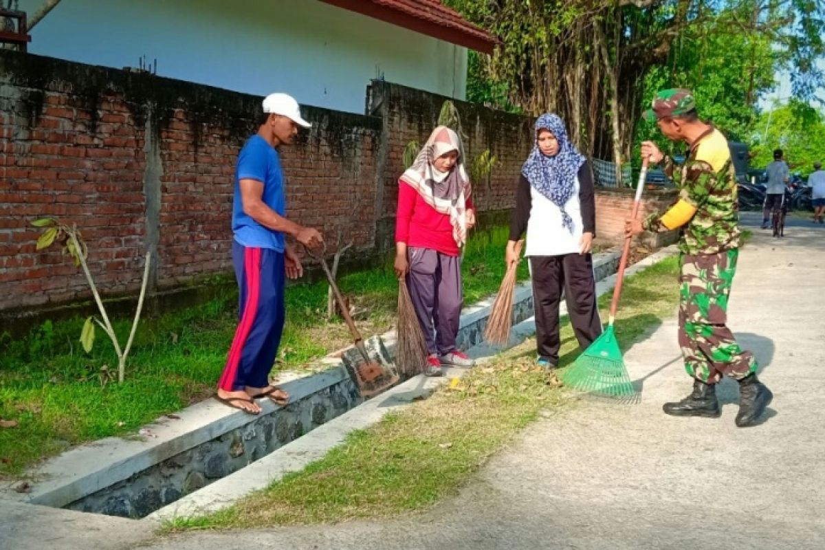 Kodim Jembrana tanamkan toleransi dengan kegiatan bersihkan pura