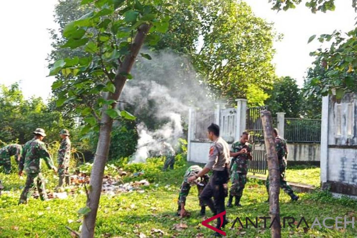 TNI-Polri bersihkan kuburan massal tsunami Aceh