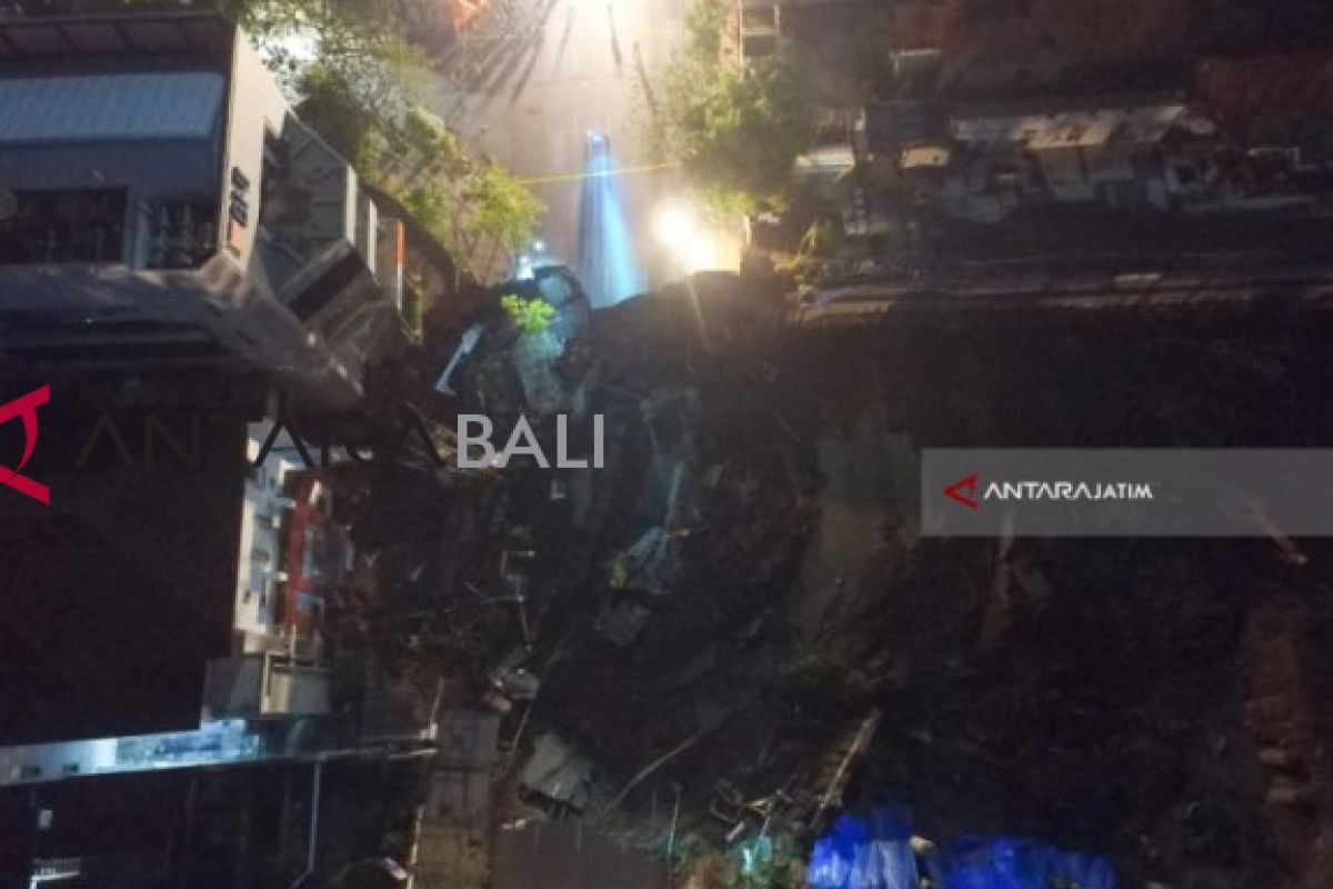 Masyarakat kira ada gempa saat Jalan Gubeng ambles