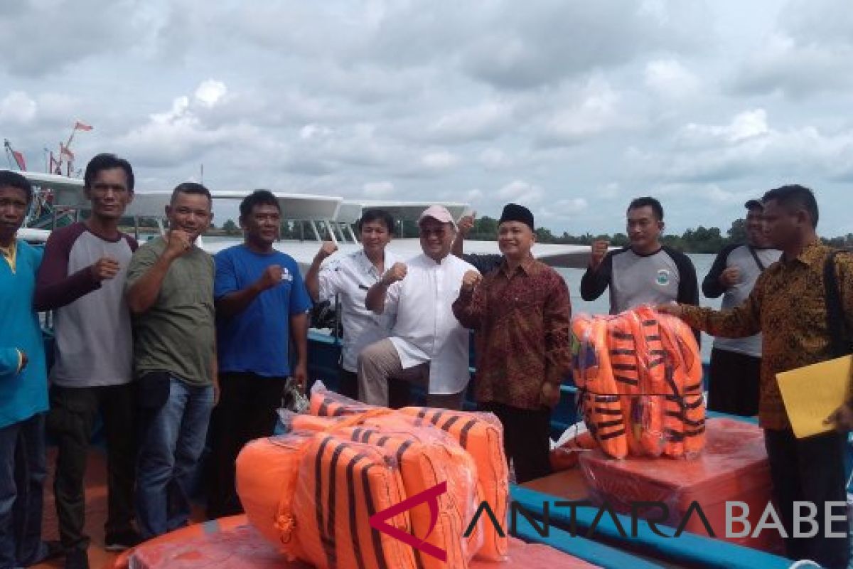 Gubernur Babel serahkan delapan kapal ikan berteknologi