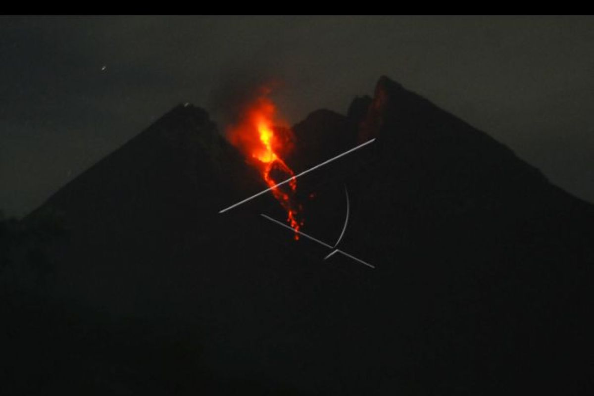 BPPTKG:  Gunung Merapi lontarkan  lava pijar hingga 1,2 kilometer