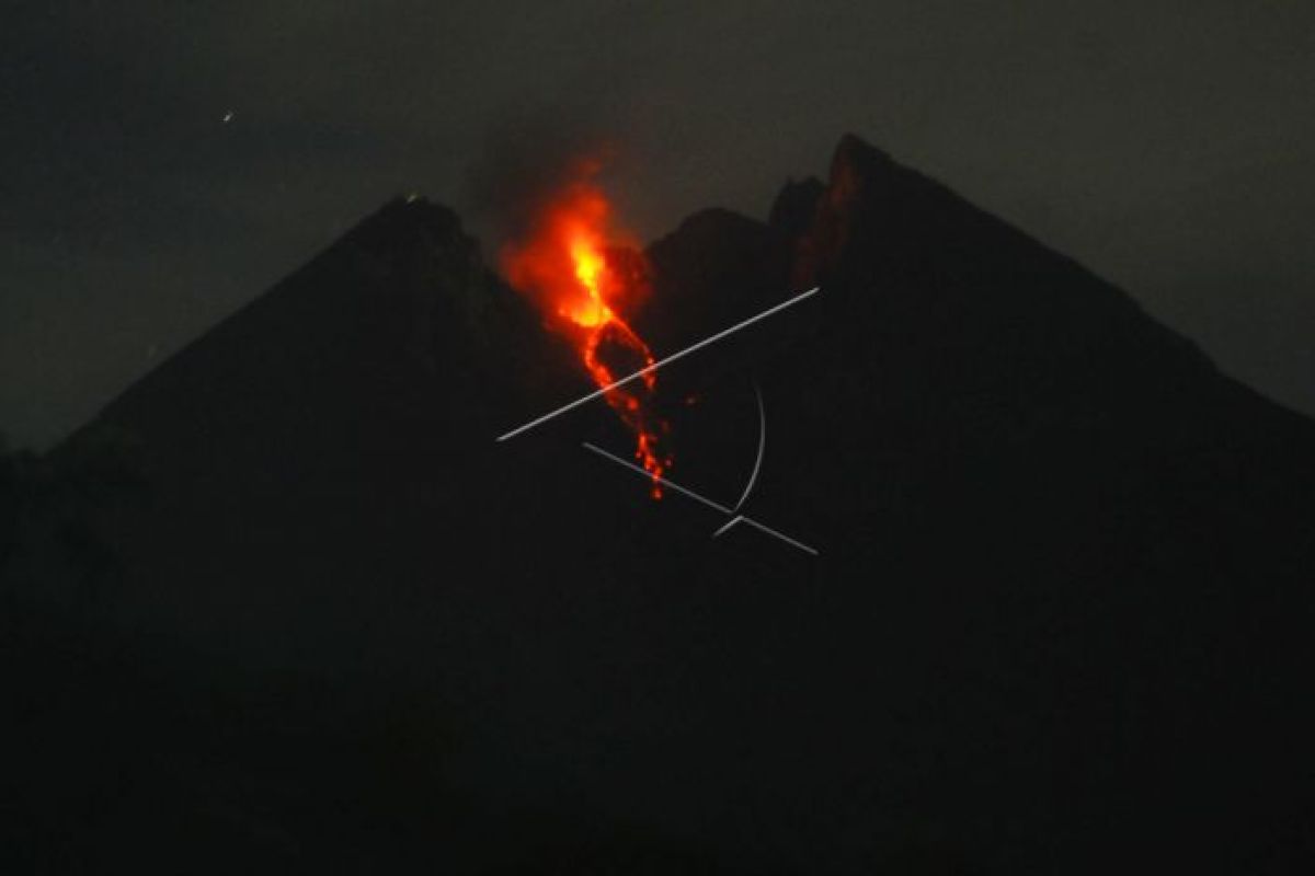 Gunung Merapi luncurkan lava pijar sejauh 1,2 kilometer
