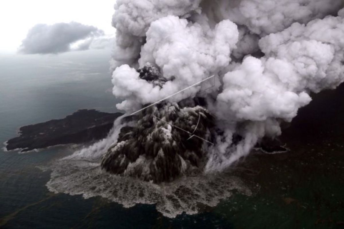 Gunung Anak Krakatau meletus lagi