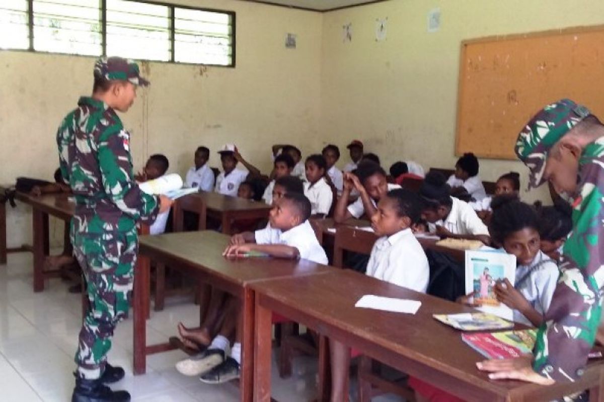 TNI jadi guru di kampung perbatasan RI-PNG