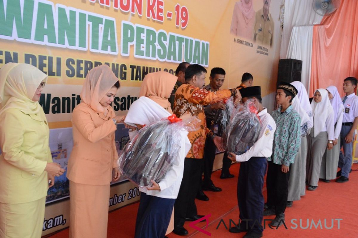 Mengukir buah meriahkan HUT Dharma Wanita Persatuan Deli Serdang