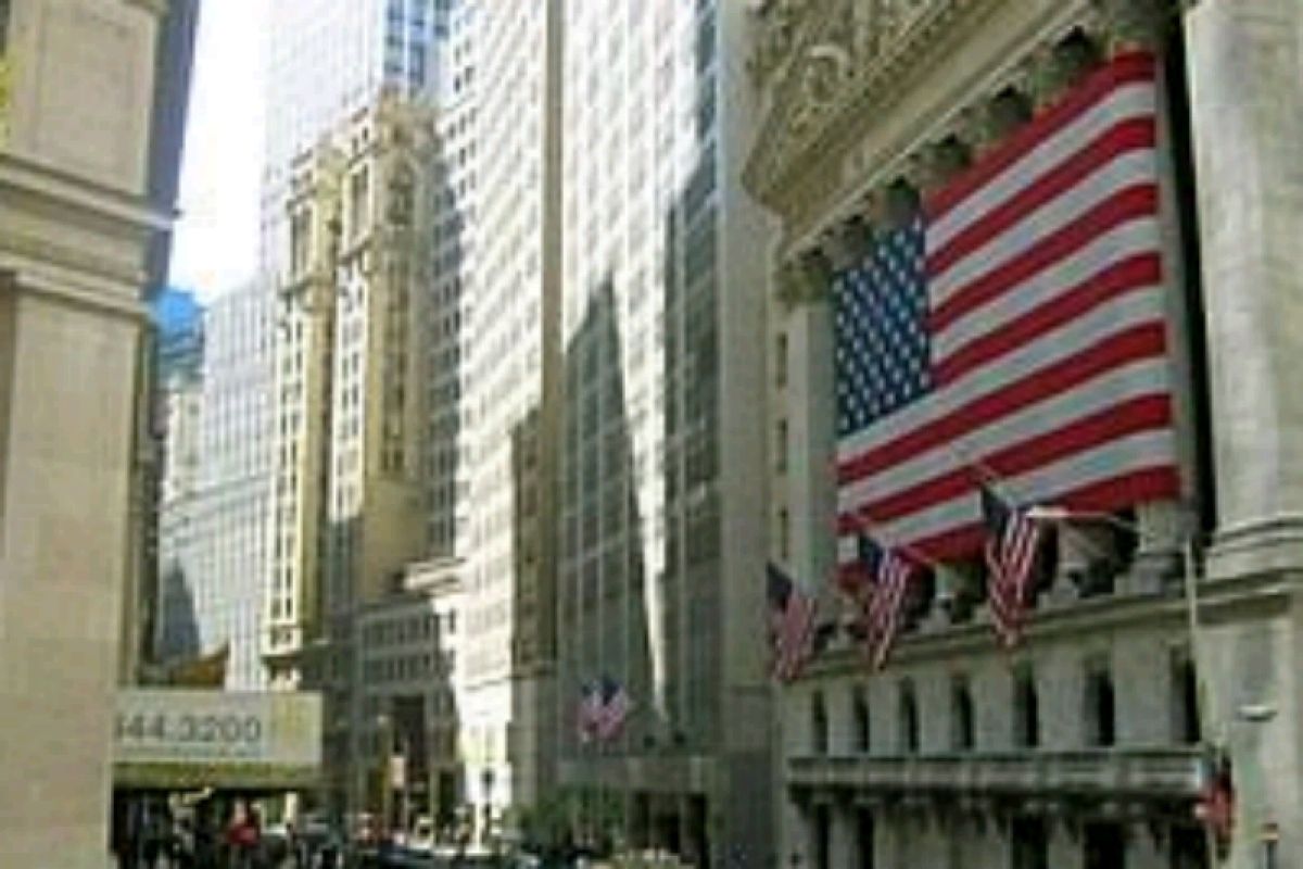 Wall Street  naik meskipun prospek laba emiten mengecewakan