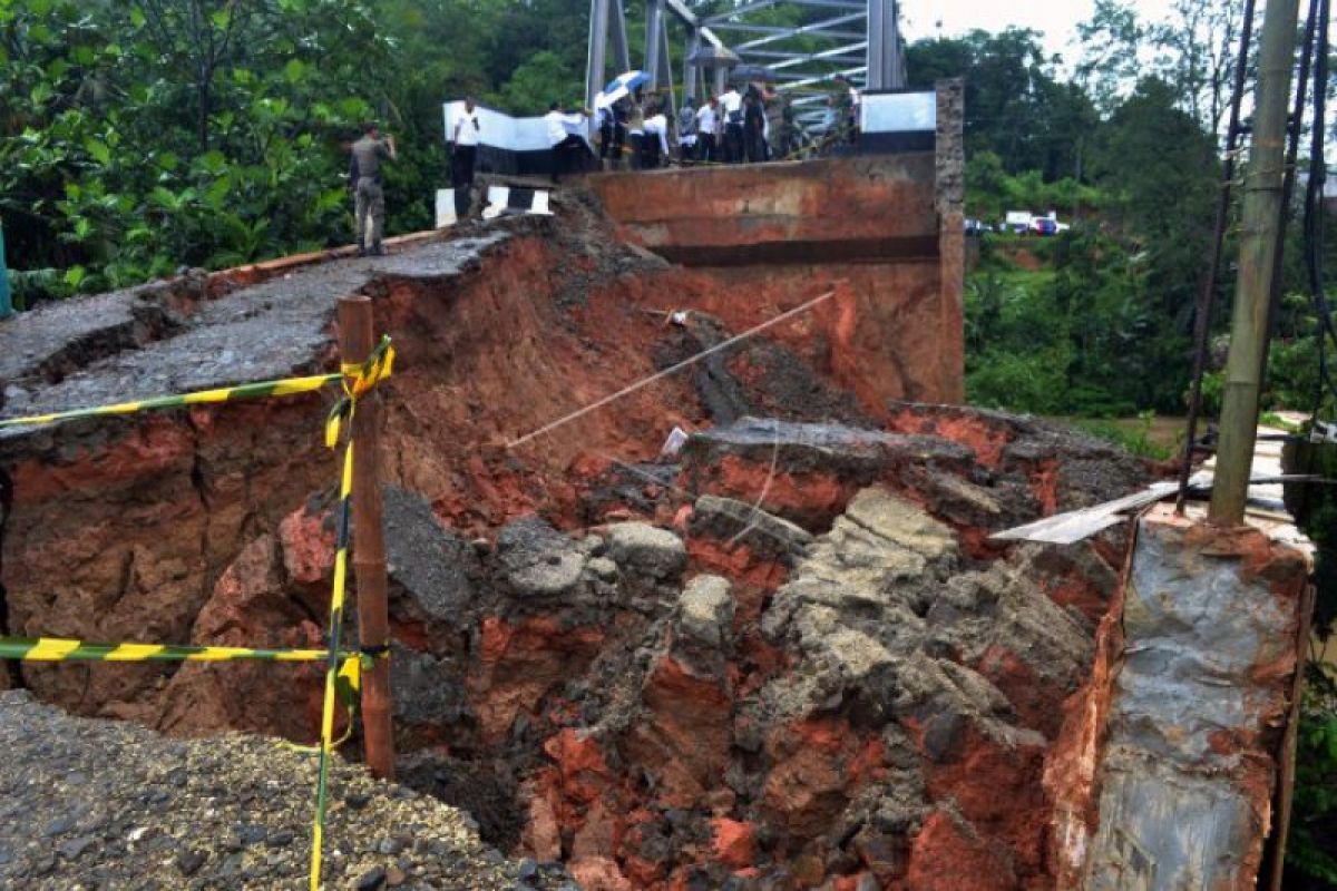 Jembatan penghubung putus akibat longsor