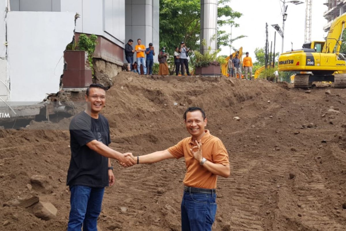 Jalan Raya Gubeng Surabaya yang Ambles Mulai Tersambung