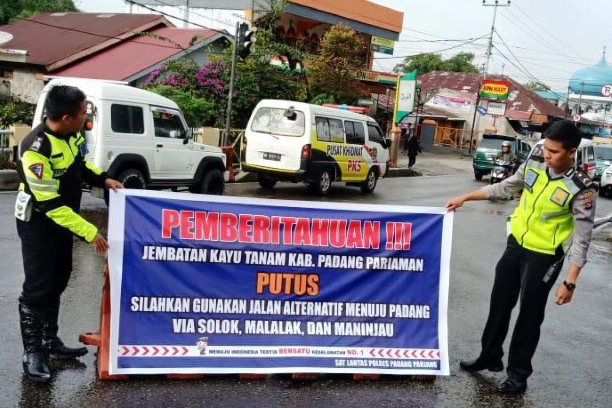 Polisi Padang Panjang pasang informasi penutupan jalan ke jembatan ambruk