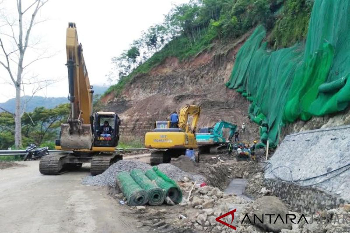 Distan Mukomuko bangun puluhan jalan usaha perkebunan