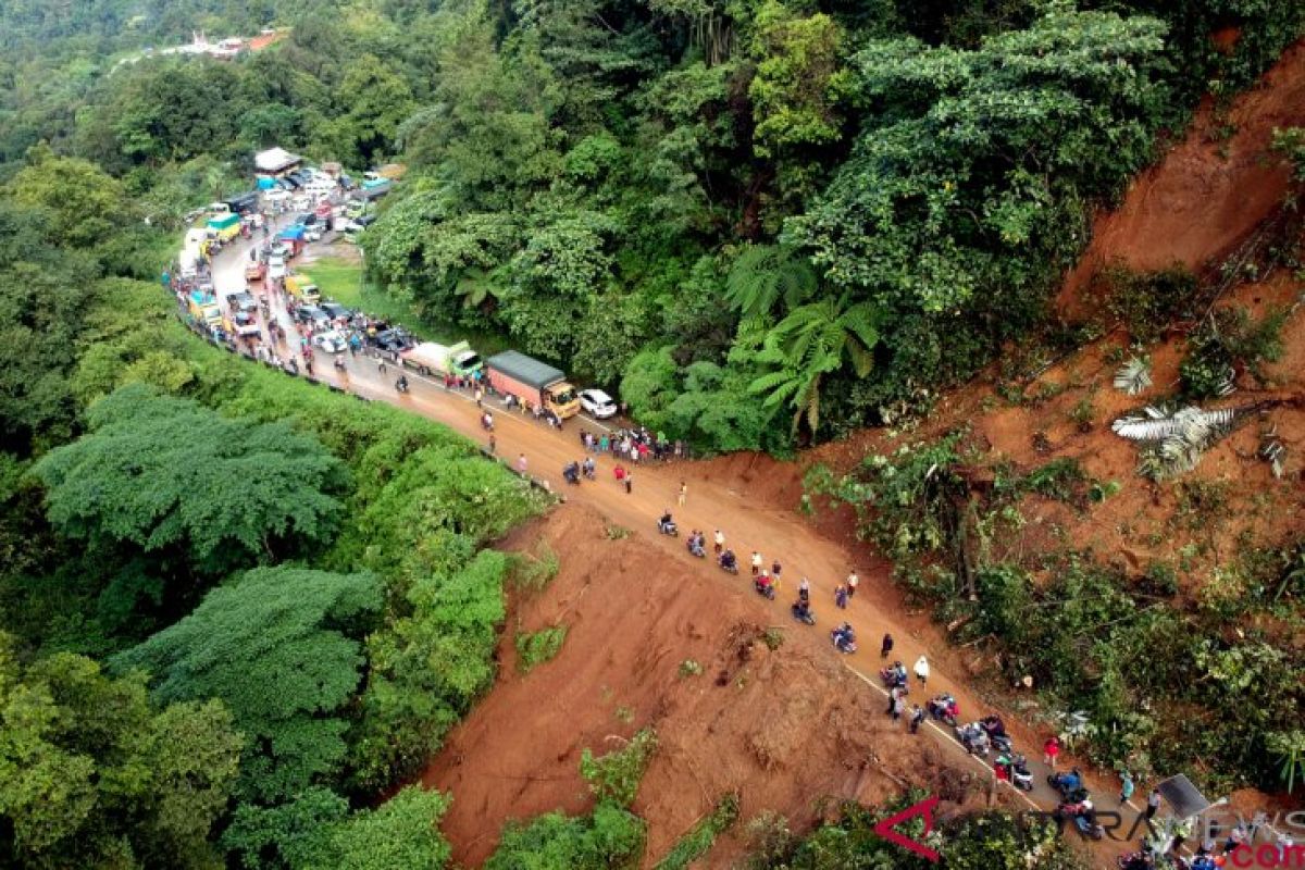 Jalur Padang - Solok tertimbun longsor