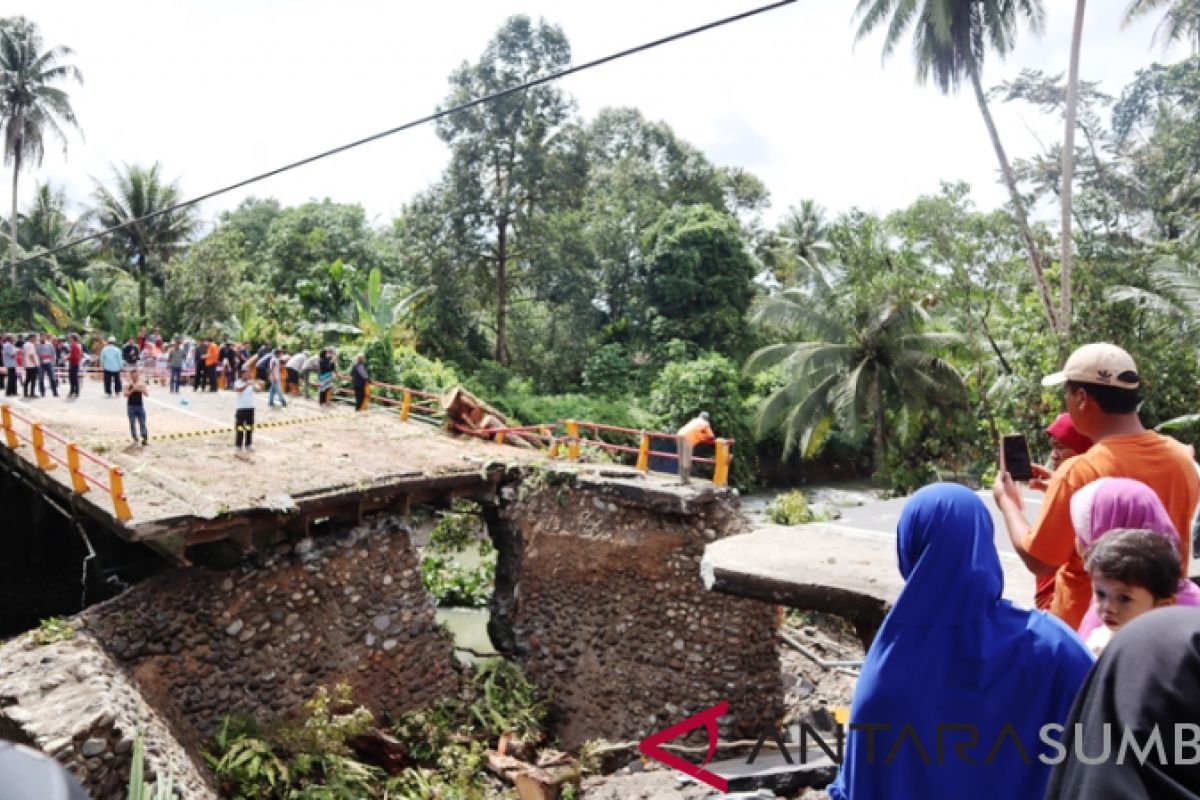 Polres Padang Pariaman sarankan truk lewat Solok bukan Malalak