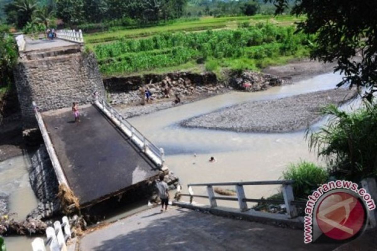 17 orang tewas akibat jembatan ambruk di India