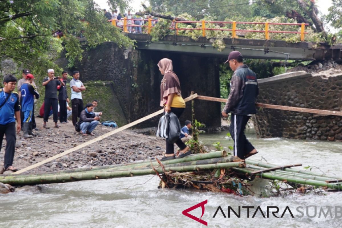 Warga bangun jembatan darurat dari bambu di Kayu Tanam