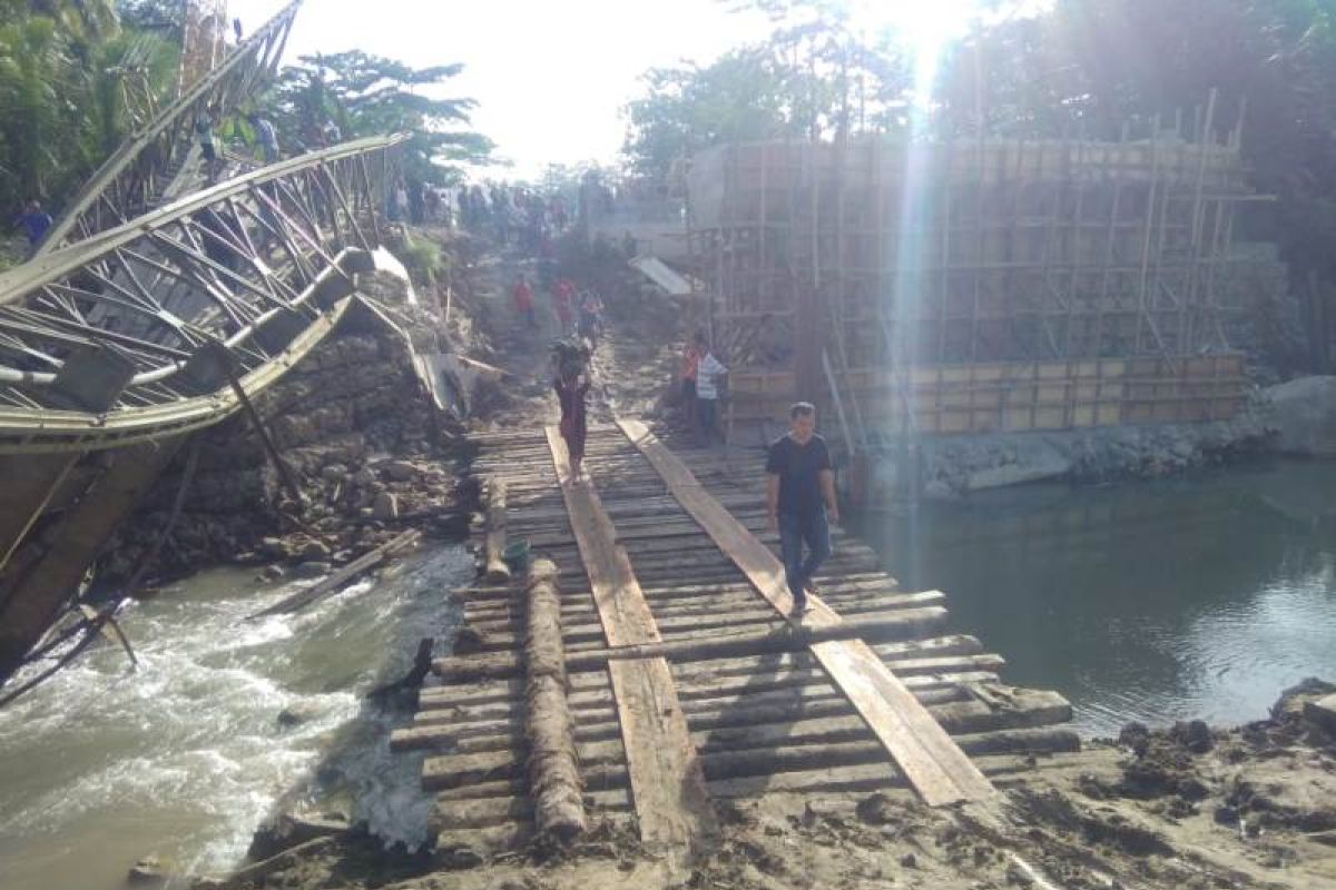 TNI dan Polri bangun jembatan darurat pengganti jembatan ambruk di Nias