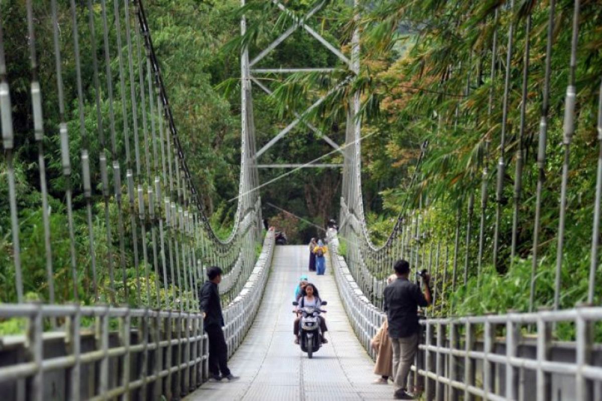 Jembatan gantung Agam jadi spot foto menarik