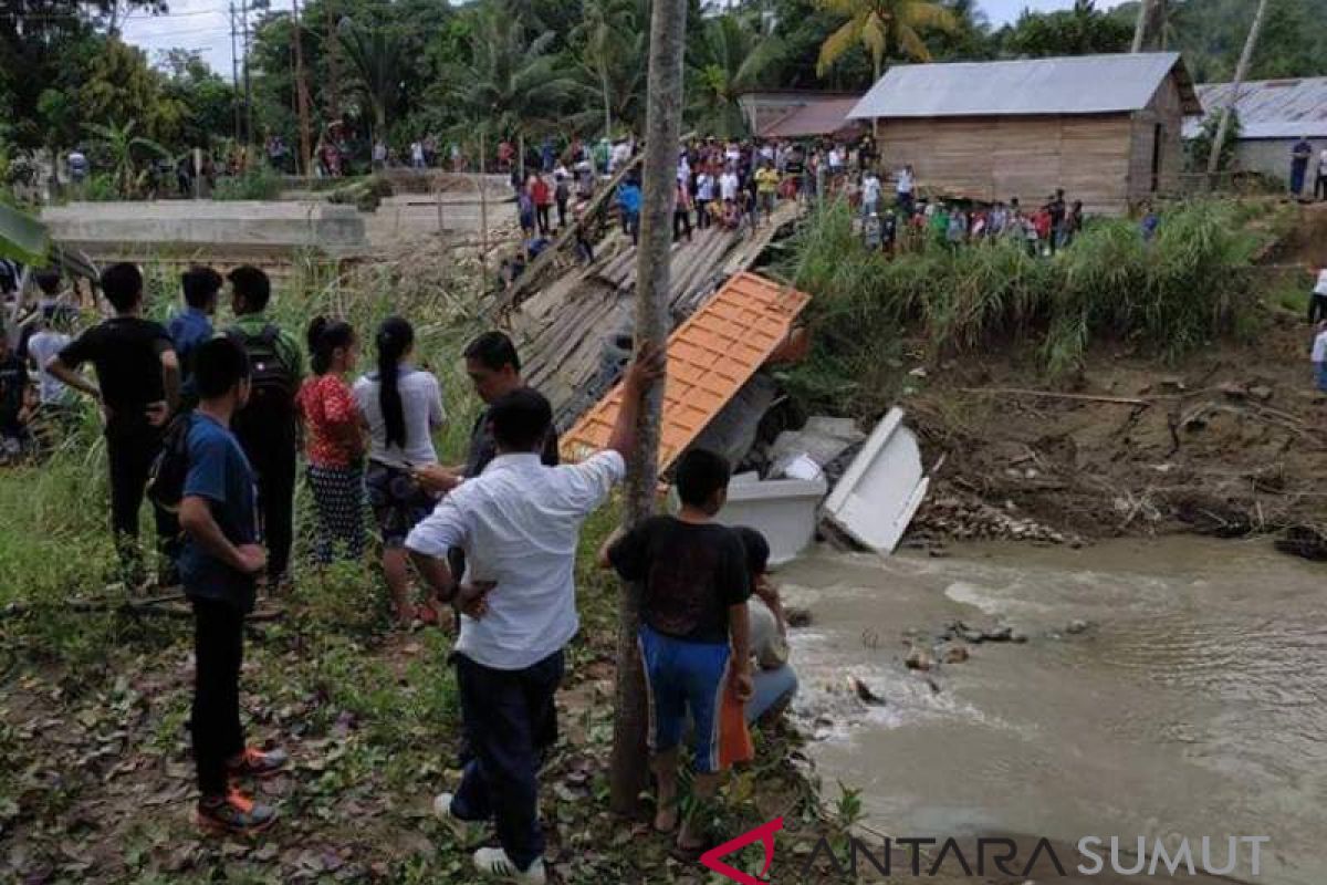 Jembatan darurat penghubung Nias dan Nias Selatan ambruk