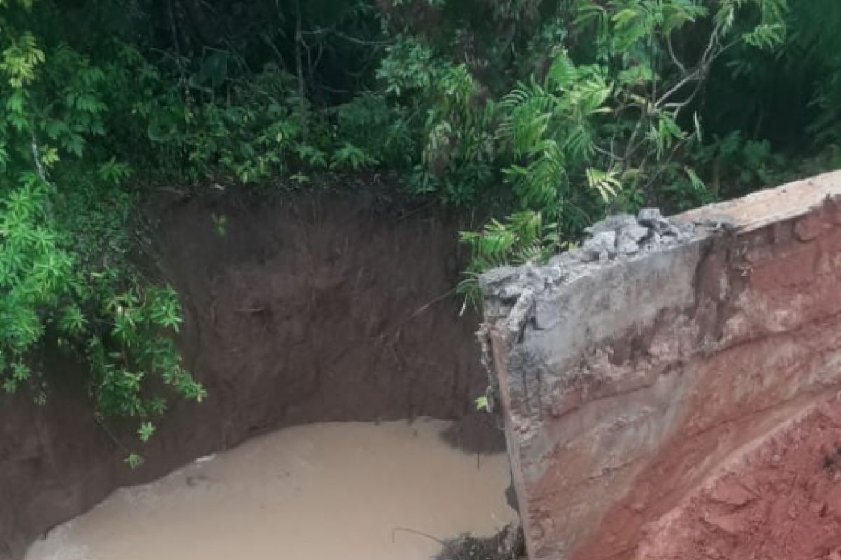 Jembatan Antarkecamatan Di Lebak Terputus Akibat Longsor