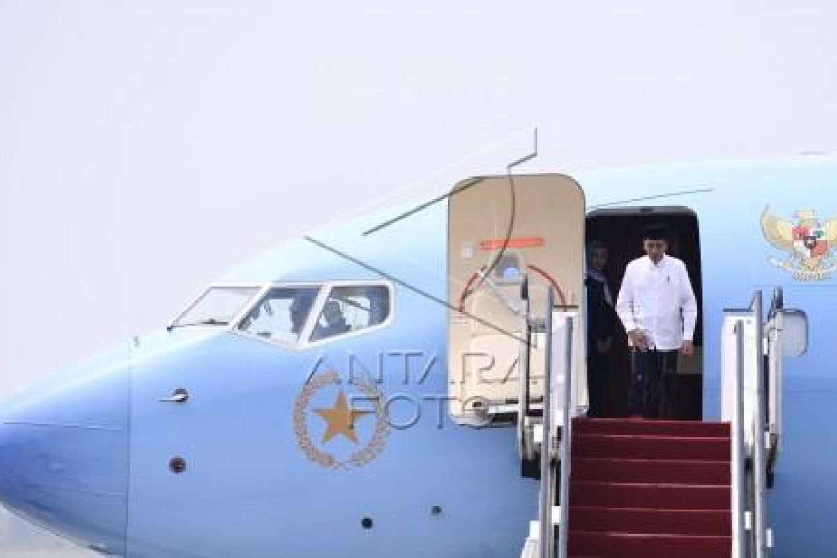 Presiden kenakan baju ala santri awali kunjungan di Jatim