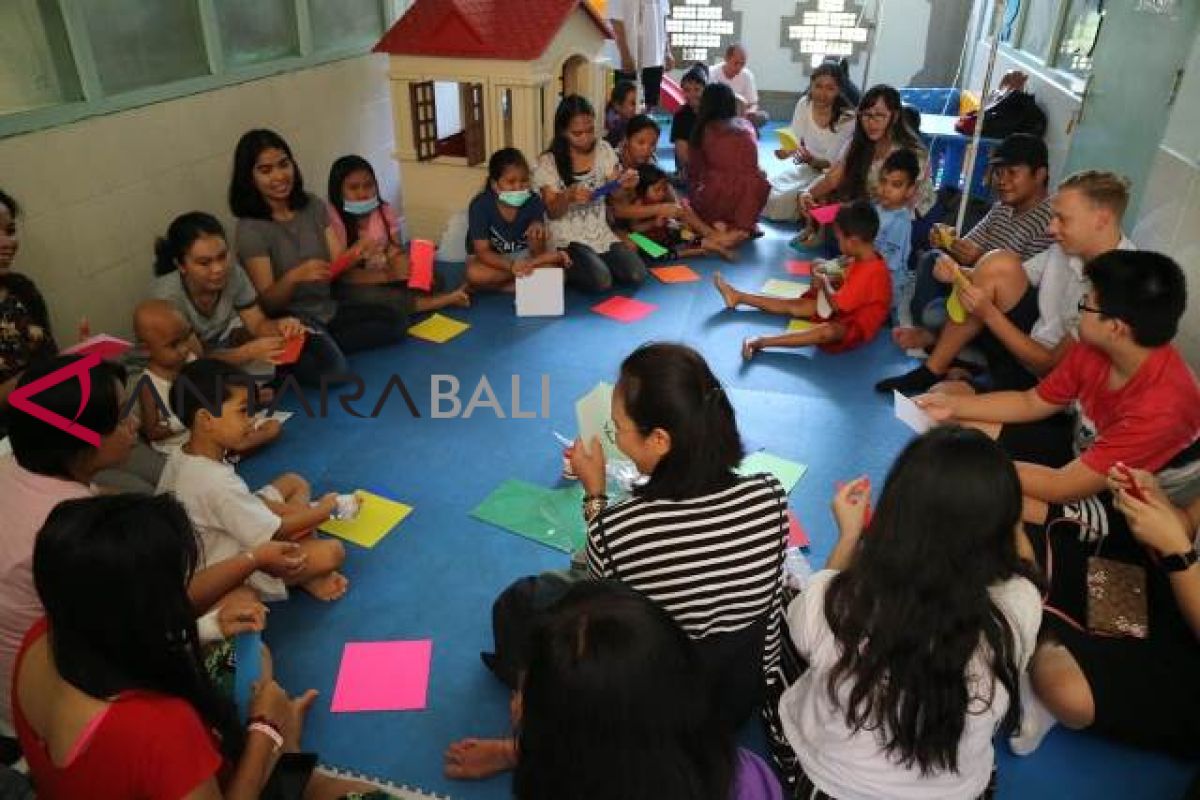 Komunitas Kanaditya didik anak penderita kanker di RS Sanglah