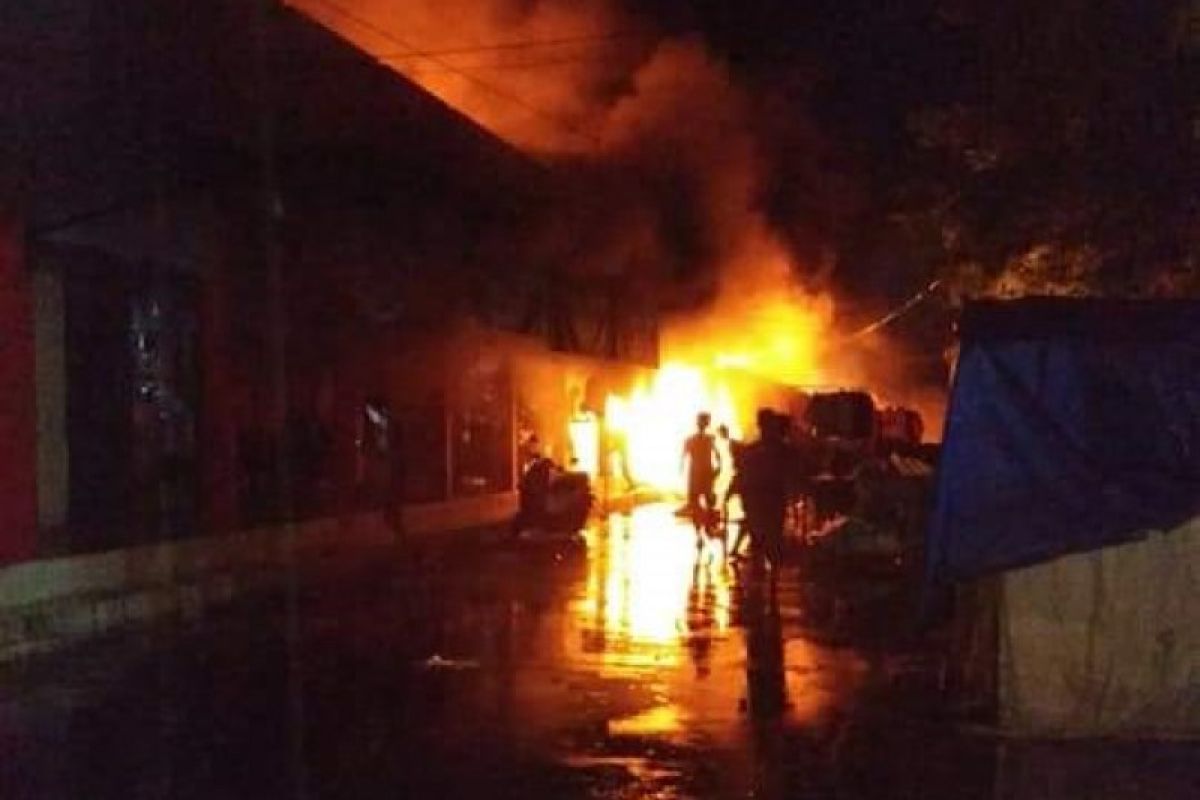 Lima kios Pasar Brayung Kudus ludes terbakar