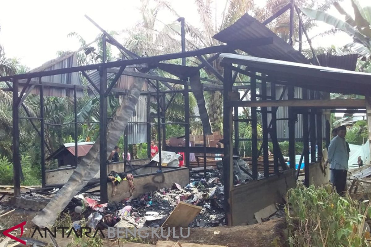 Rumah warga Mukomuko hangus terbakar