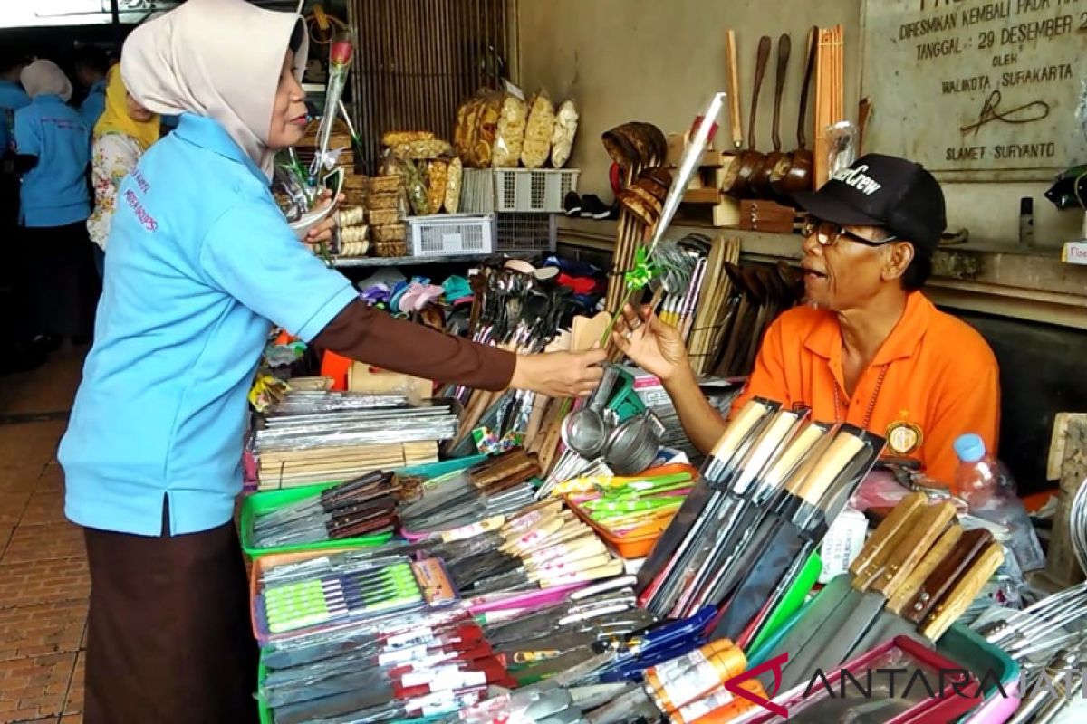 Peringati Hari Anti-Korupsi, petugas Kejaksaan Solo blusukan ke pasar