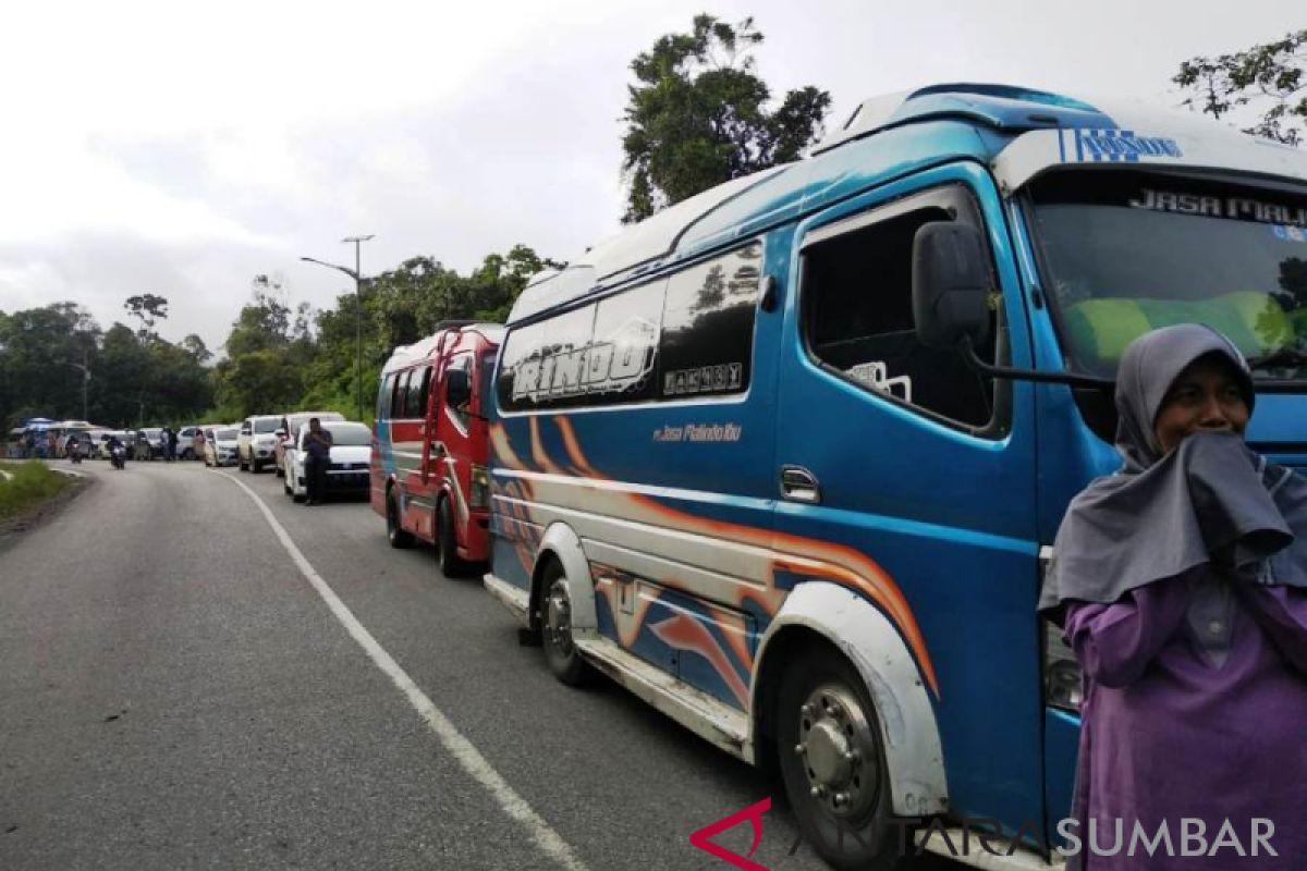 Jalan Padang-Solok kembali macet (video)