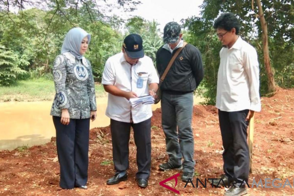 Bukaan pintu bendung memicu penggerusan bantaran Kali Bekasi