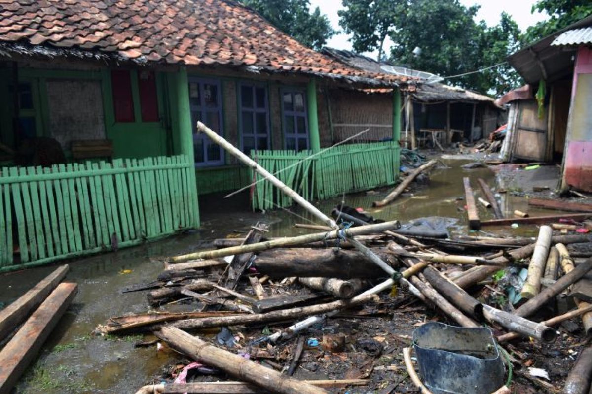 72 perahu rusak dan 4 vila roboh di Tanggamus akibat tsunami
