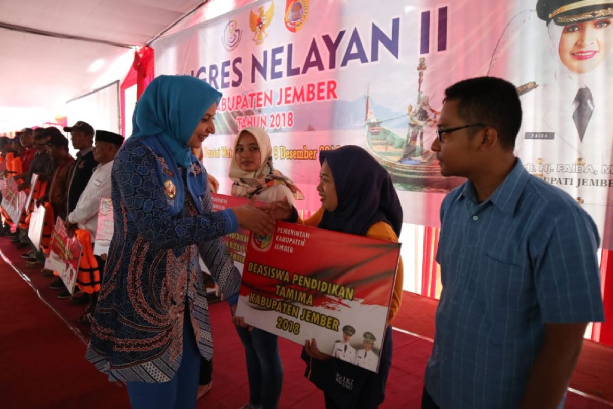 Kongres Nelayan II, Pemkab Jember Bagikan Asuransi dan Pelampung