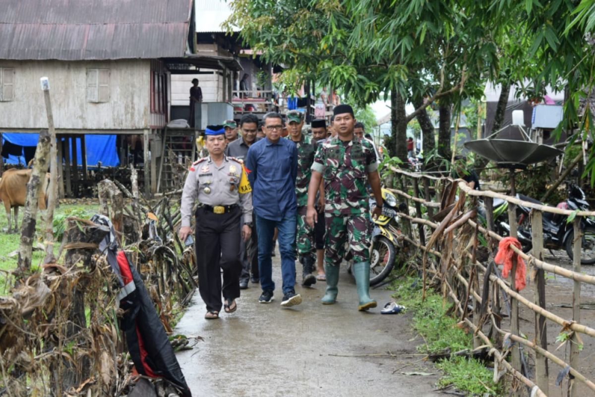 Gubernur Sulsel kunjungi korban banjir Barru