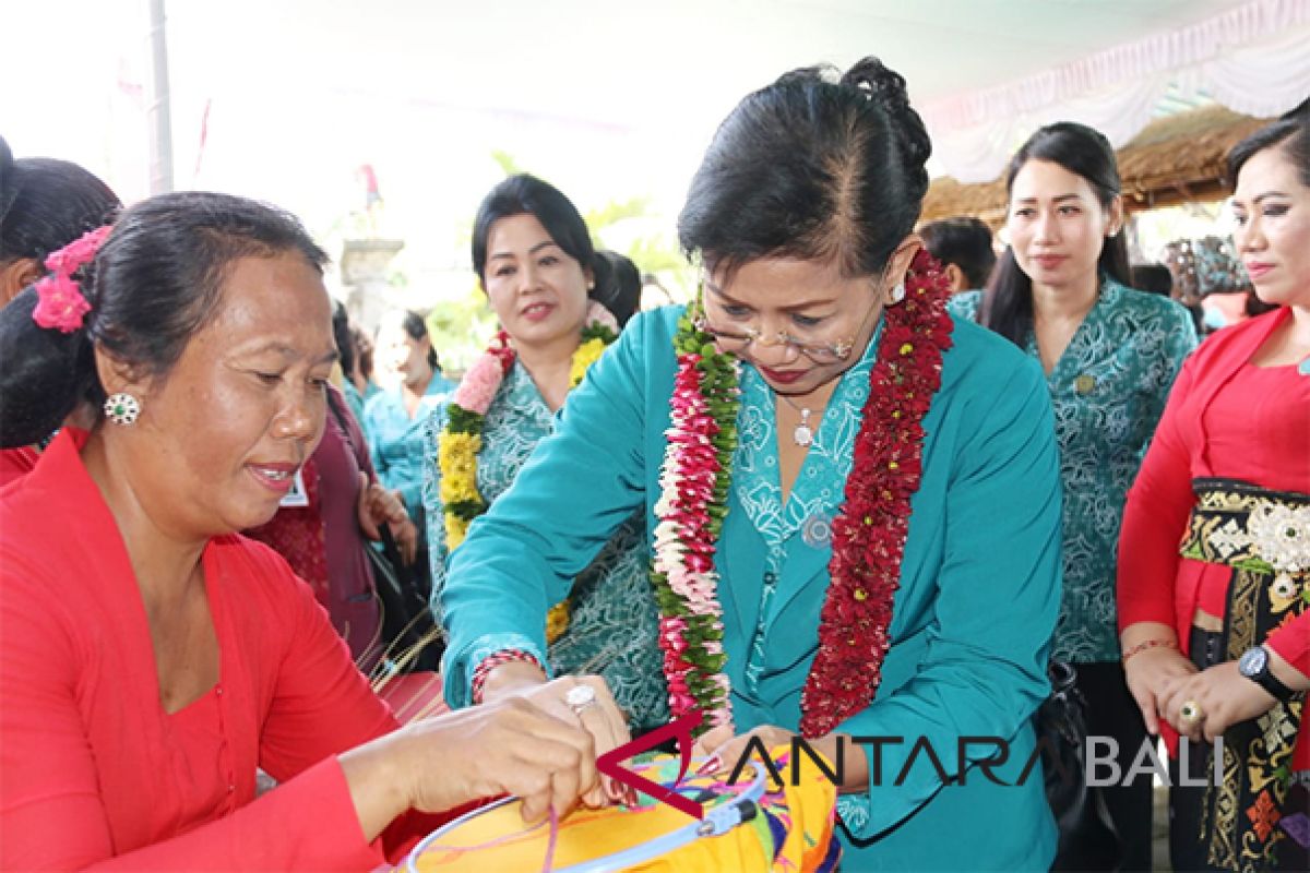 Suastini Koster minta perempuan Bali jangan lupakan kodrat