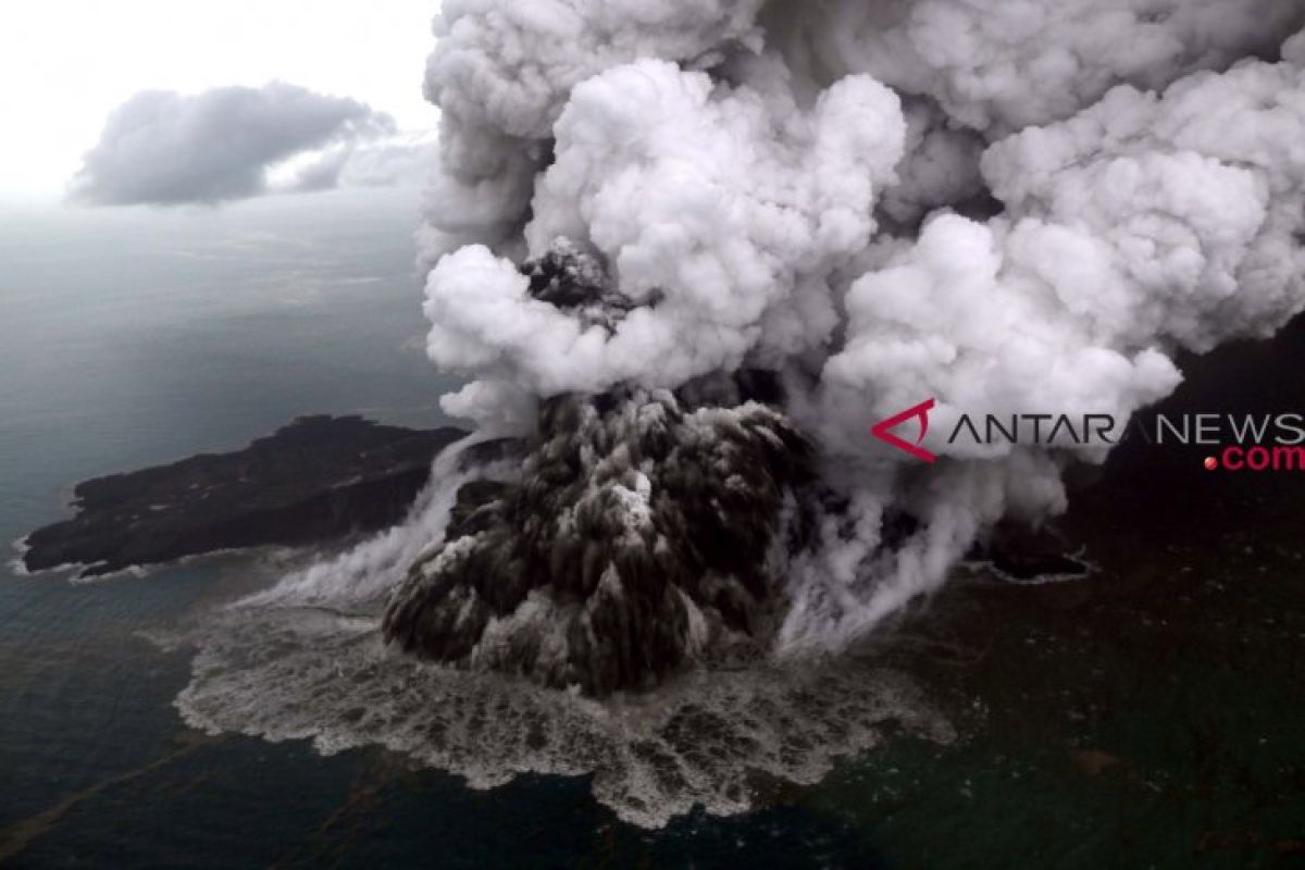 Anak Krakatau berstatus siaga, masyarakat diminta menjauh radius 5 km