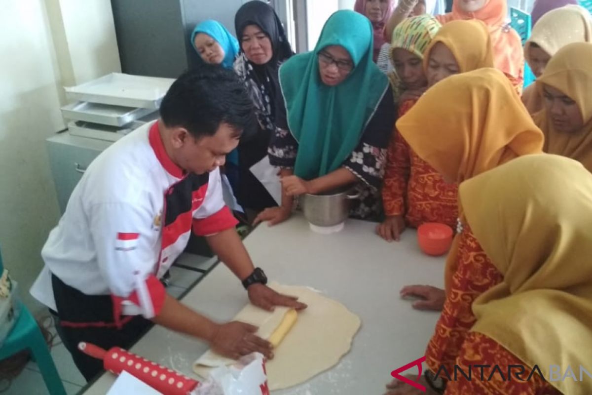 Belasan Ibu Rumah Tangga Di Cilegon Dilatih Wira Usaha