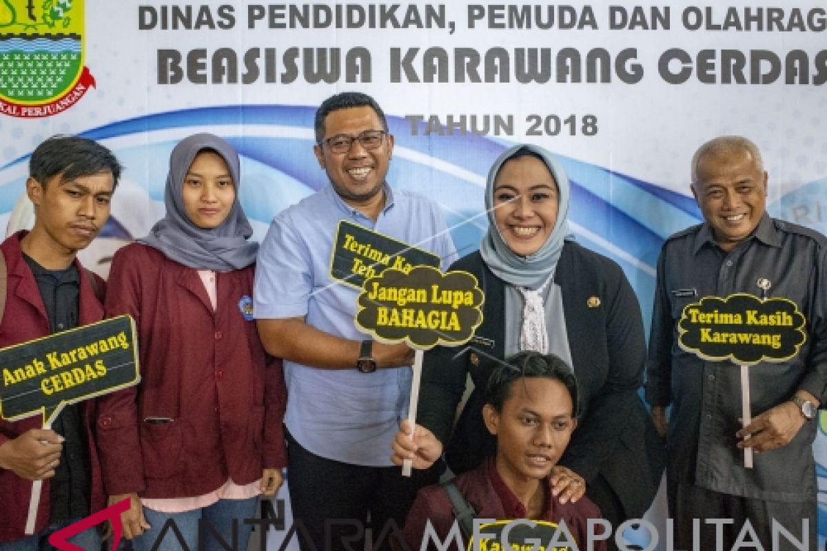 Ribuan pelajar-mahasiswa Karawang dapat beasiswa akhir tahun