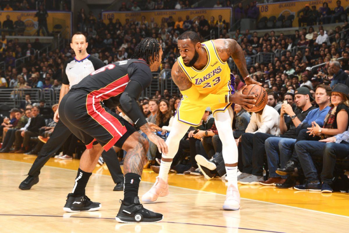 LeBron James bawa Lakers tundukkan Heat pada laga terakhir di Los Angeles