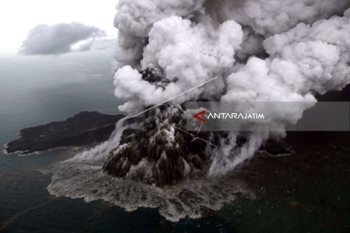 Anak Krakatau Meletus Ratusan Kali