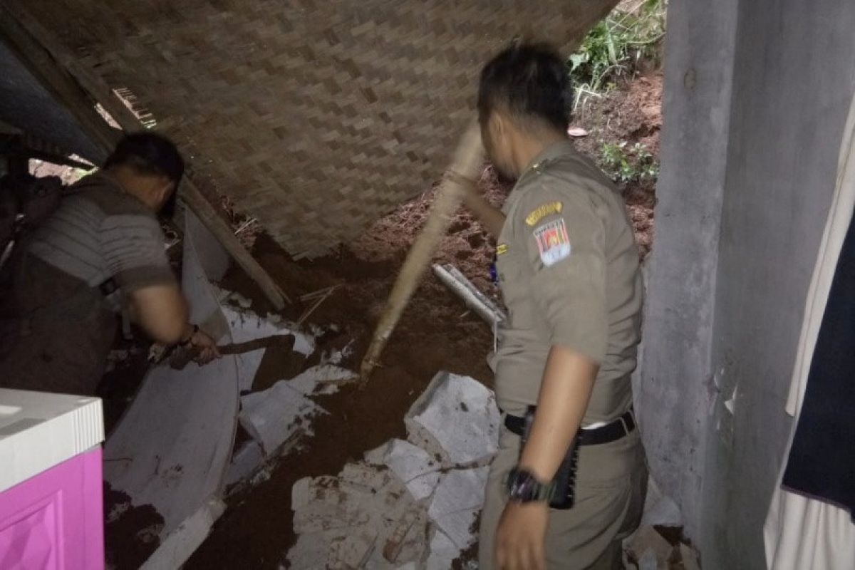 Tanah bergerak dan longsor, belasan warga Banyumas mengungsi