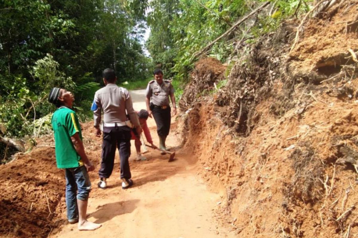 Longsor di Tigo Lurah memutus ke pusat ibukota Kabupaten Solok