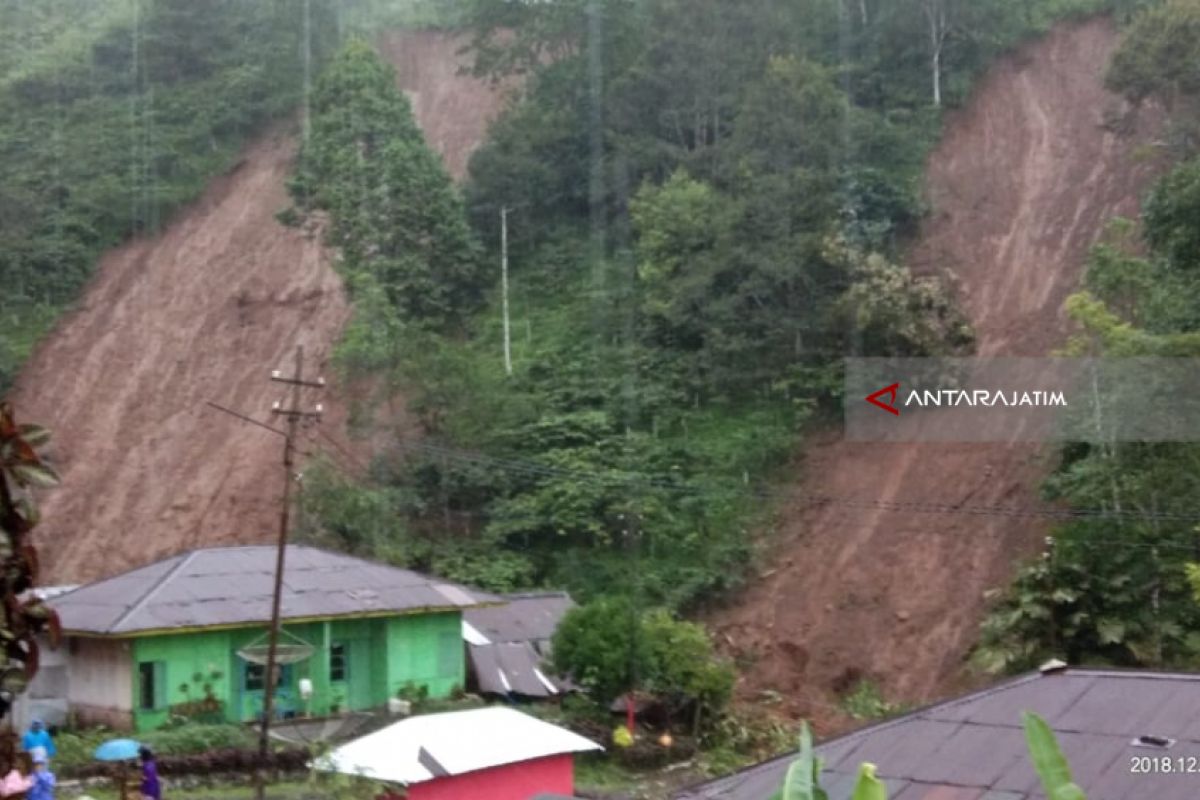 Empat Rumah Warga Desa Gelang Jember Rusak Tertimbun Longsor