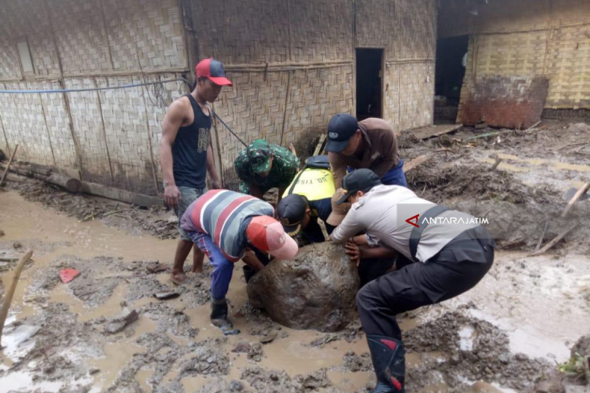 TNI-Polri Bantu Warga Bersihkan Sisa Material Longsor di Jember