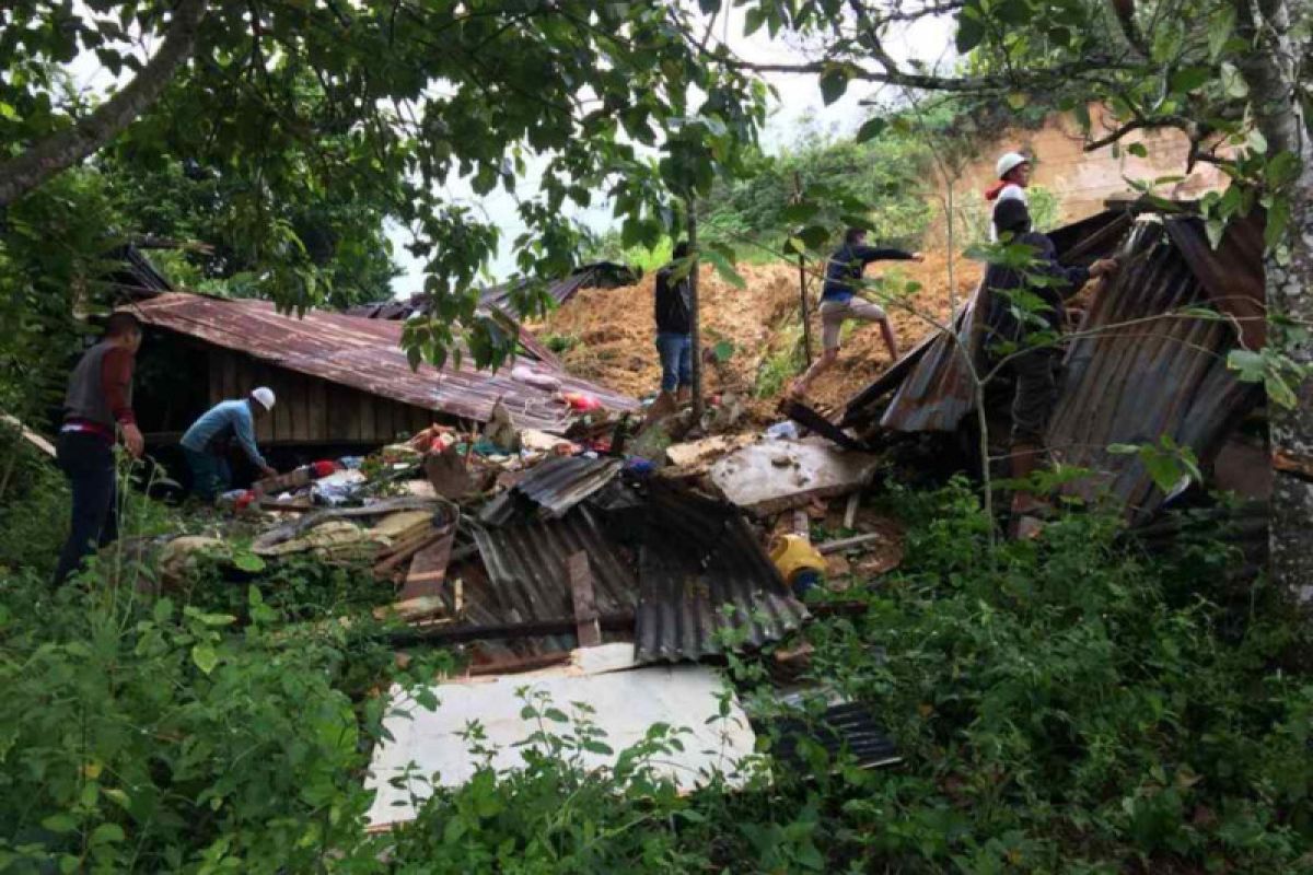 Pencarian korban longsor Toba dihentikan karena hujan lebat