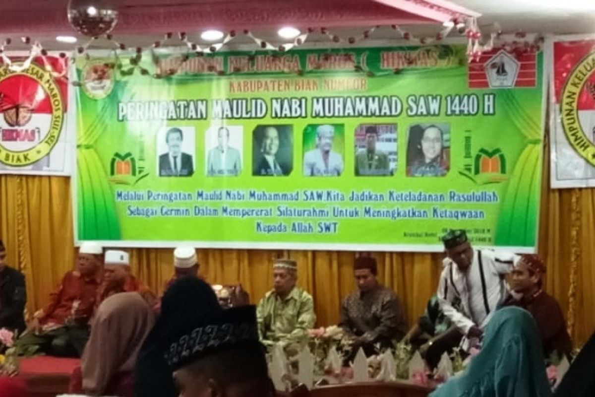 Warga Maros bagikan ketan telur peringati Maulid Nabi