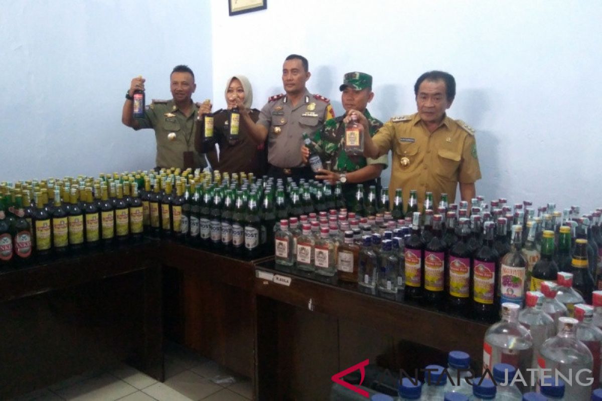 Ratusan botol minuman beralkohol disita Satpol PP Banjarnegara