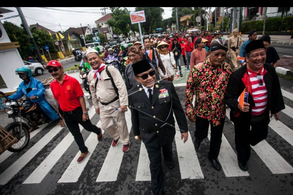 Ribuan alumni UGM ikuti pawai 'Nitilaku'