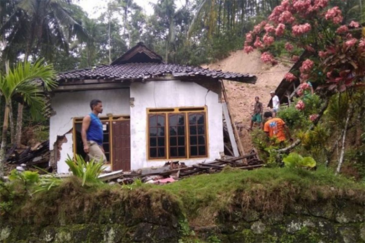 Longsor di Pacitan timbun empat warga