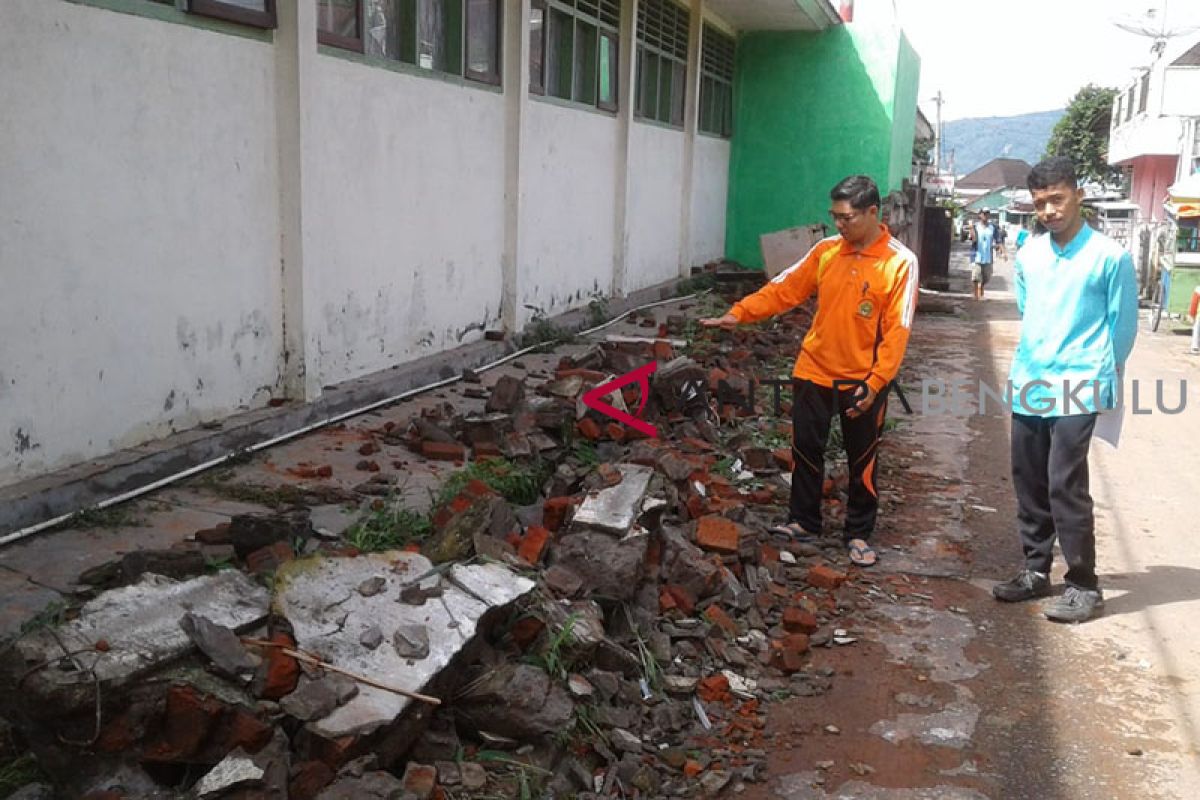 Banjir robohkan pagar sekolah di Curup