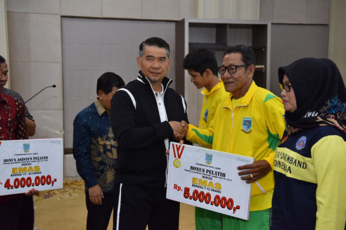 Fasha serahkan bonus atlet Porprov Kota Jambi