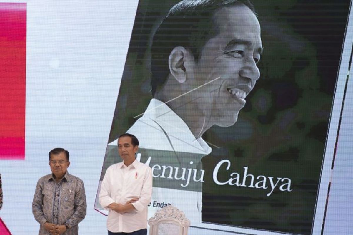 Ulama Madura Sematkan Sorban Tanda Dukungan Kepada Jokowi